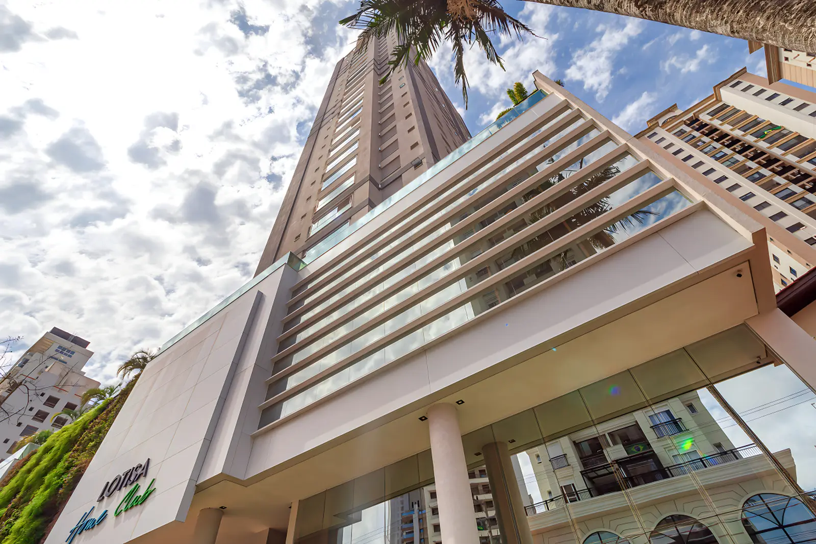 Torre do Lotisa Home Club vista de baixo, no bairro Fazenda, em Itajaí