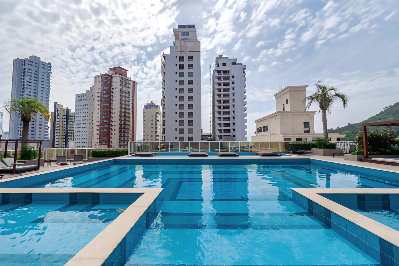 Piscina adulto com raia