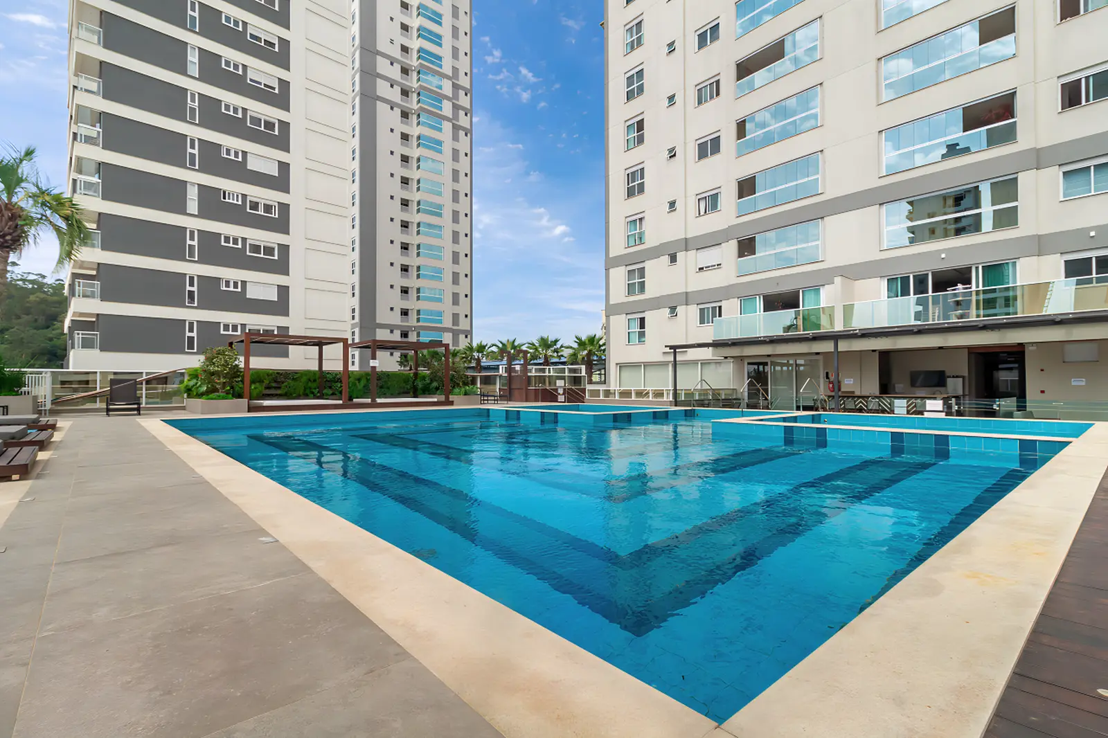 Piscina do Lotisa Home Club com as torres ao fundo, no bairro Fazenda, em Itajaí