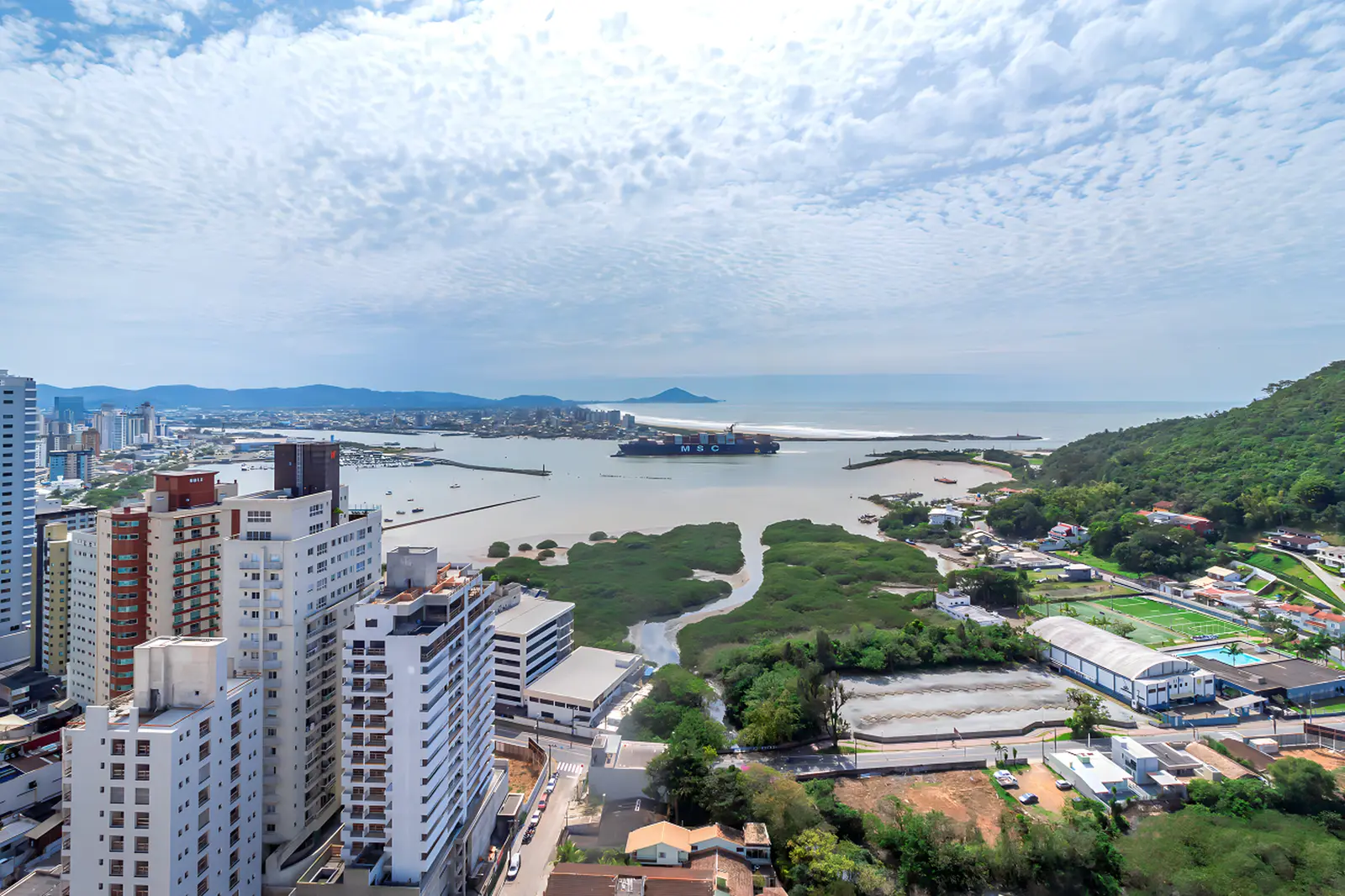 Vista do alto do Lotisa Home Club para o Saco da Fazenda, os molhes e o mar